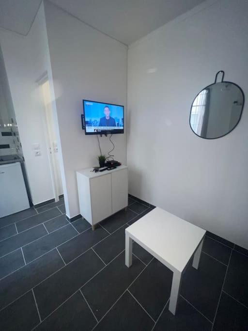 Studio Cosy Refait A Neuf Levallois Exterior photo